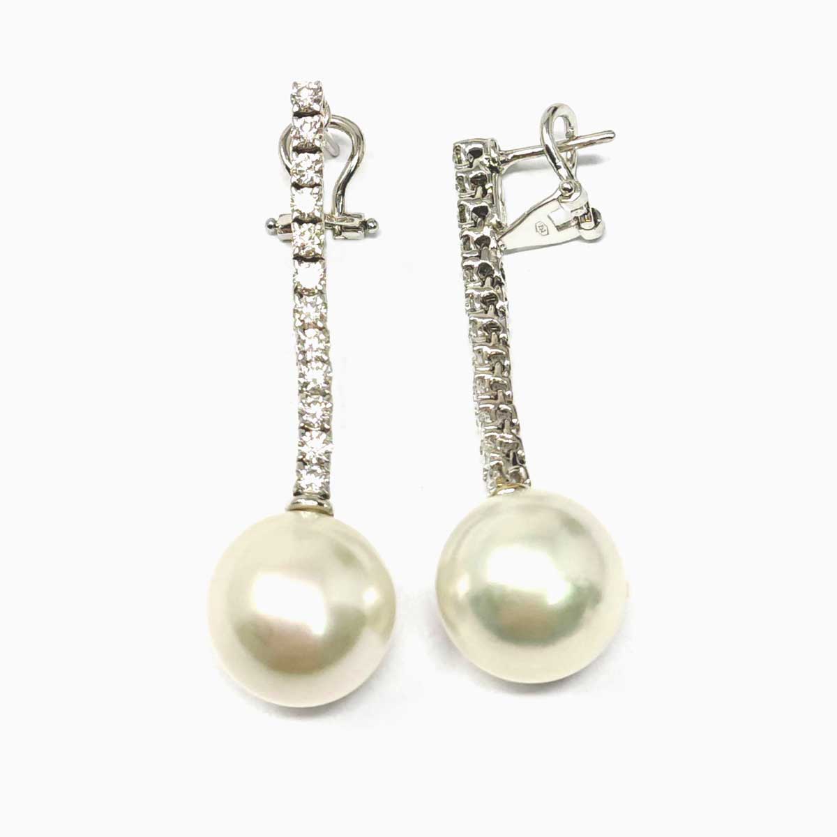 Orecchini con Perle Australiana mm 13.5/14 con 24 Diamanti CT 1.44