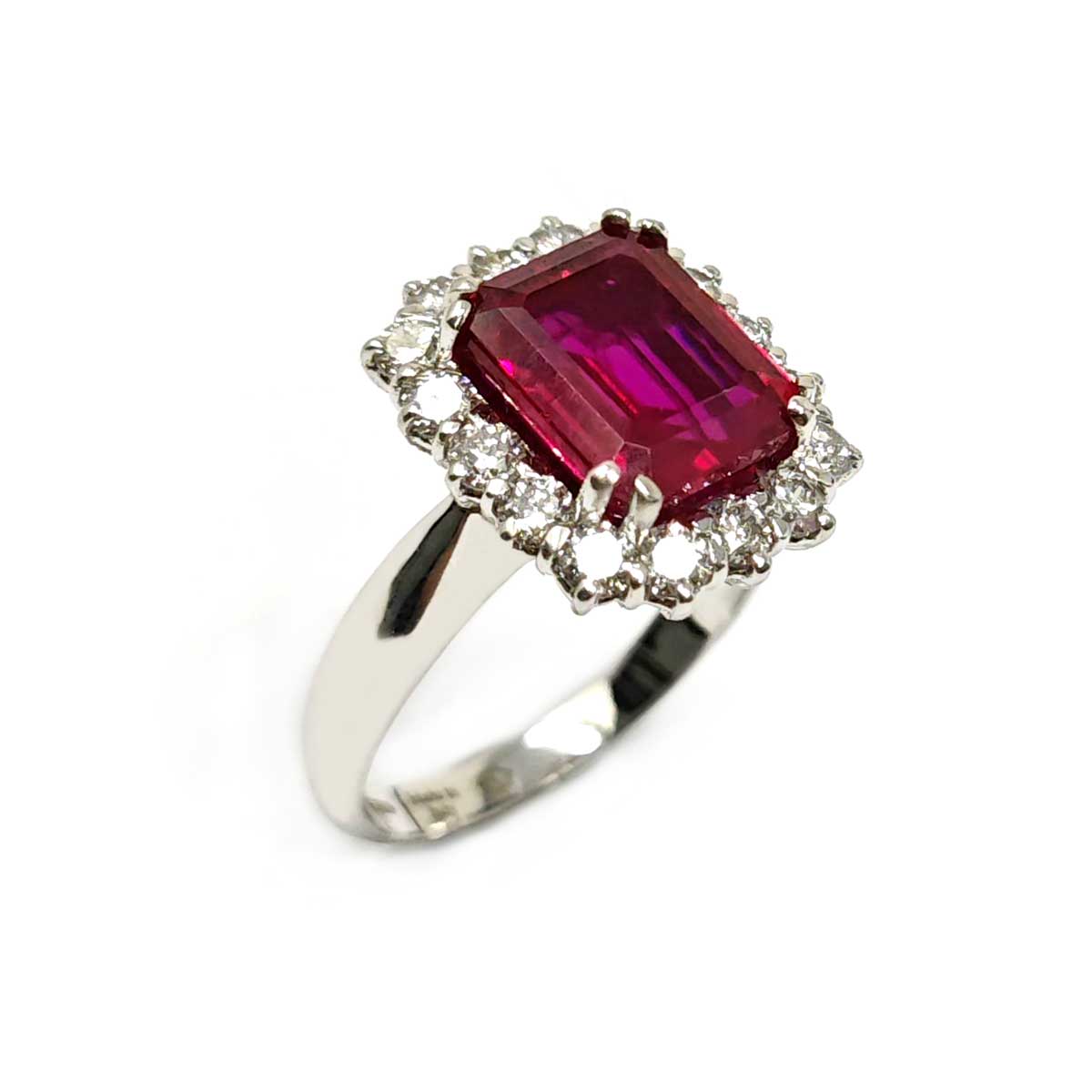 Anello con Rubino CT 4.90 e Diamanti CT 0.96