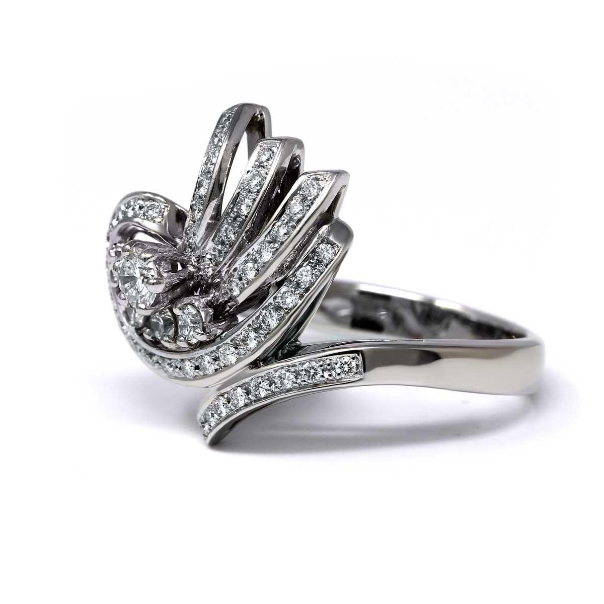 Anello Solitario Stilizzato CT 0.30 e 48 Diamanti Laterali CT 0.72