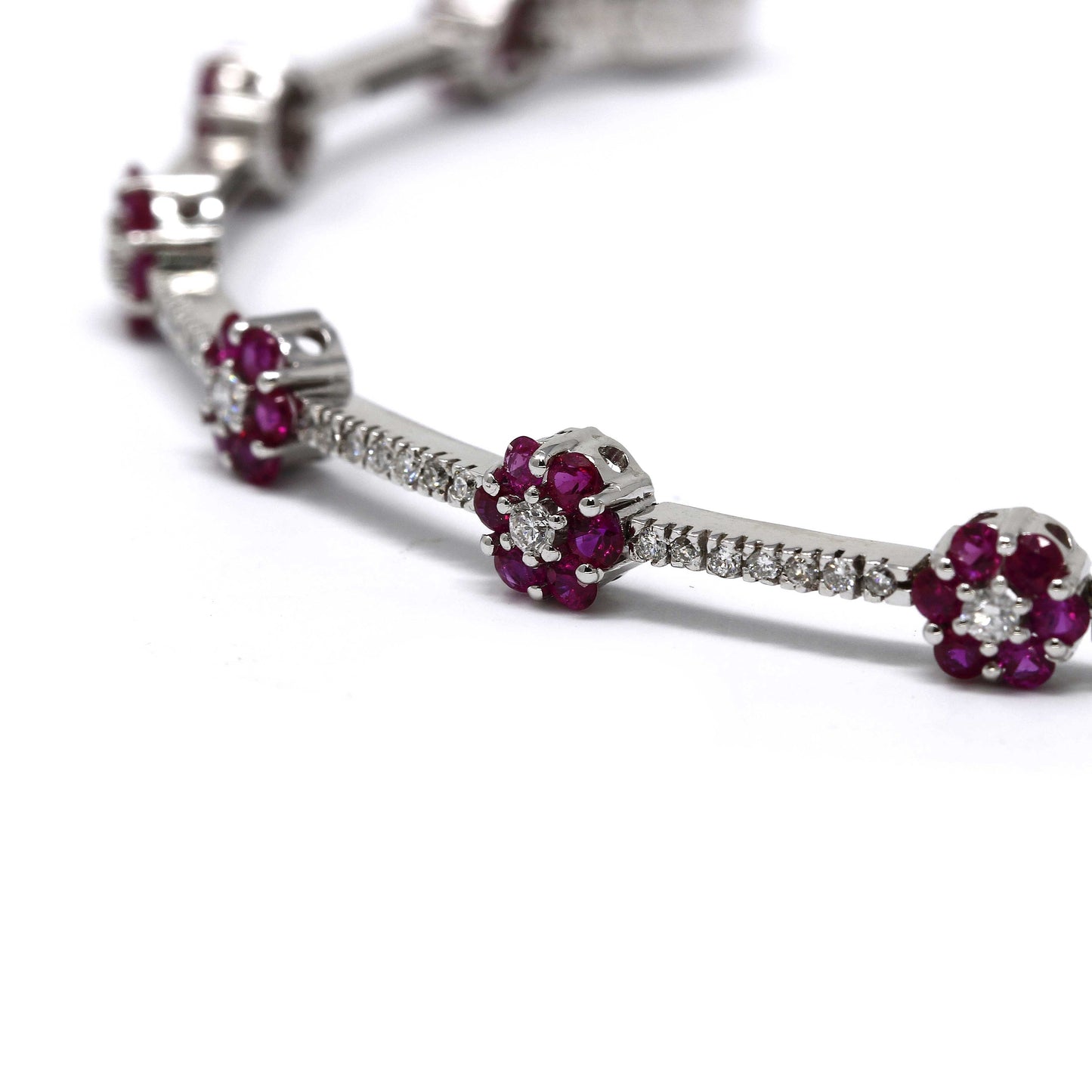 Bracciale in oro Bianco con Fiori di Rubino CT 2.67 e Diamanti Bianchi CT 0.57