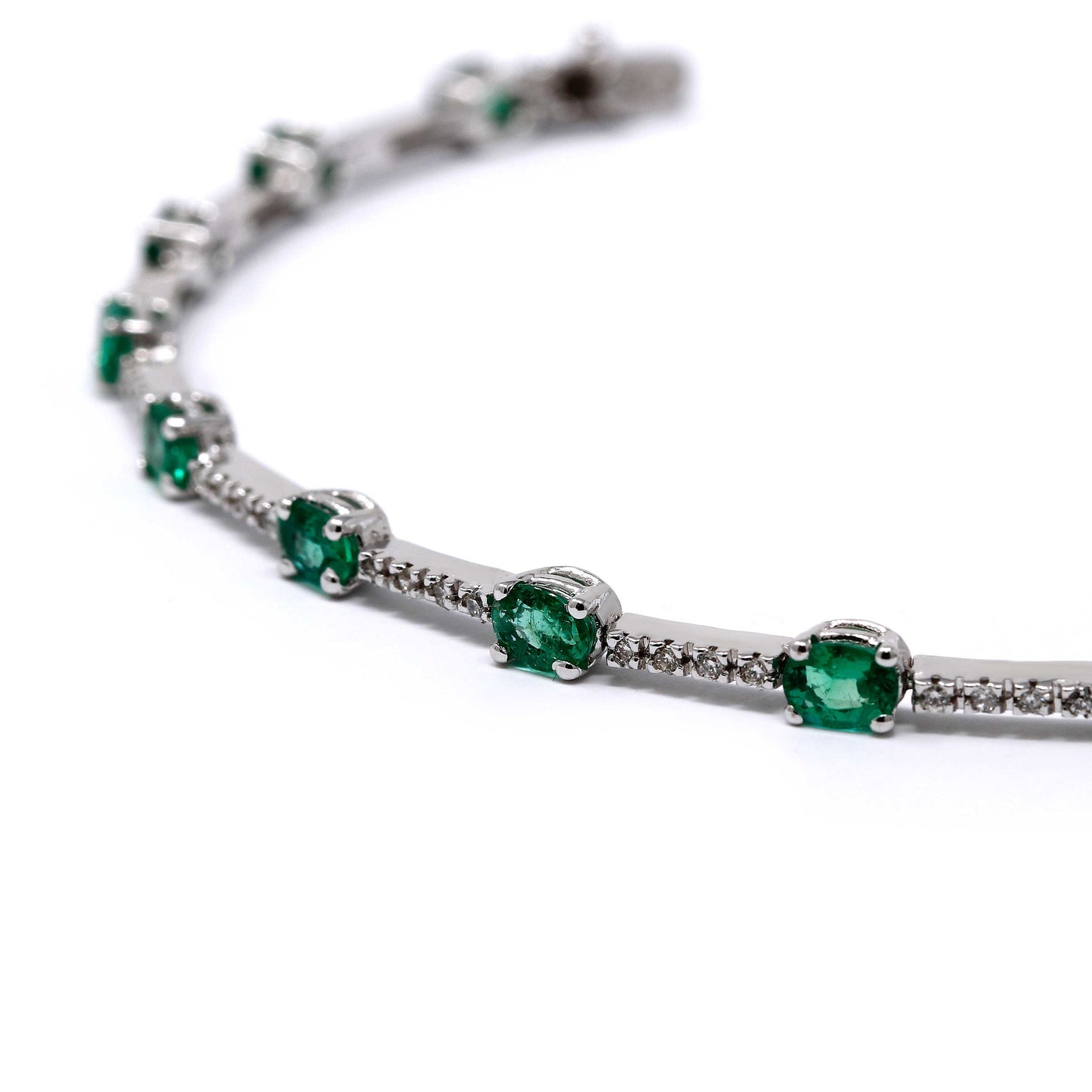 Bracciale Tennis con Smeraldi CT 3.74 Ovali e Diamanti CT 0.40