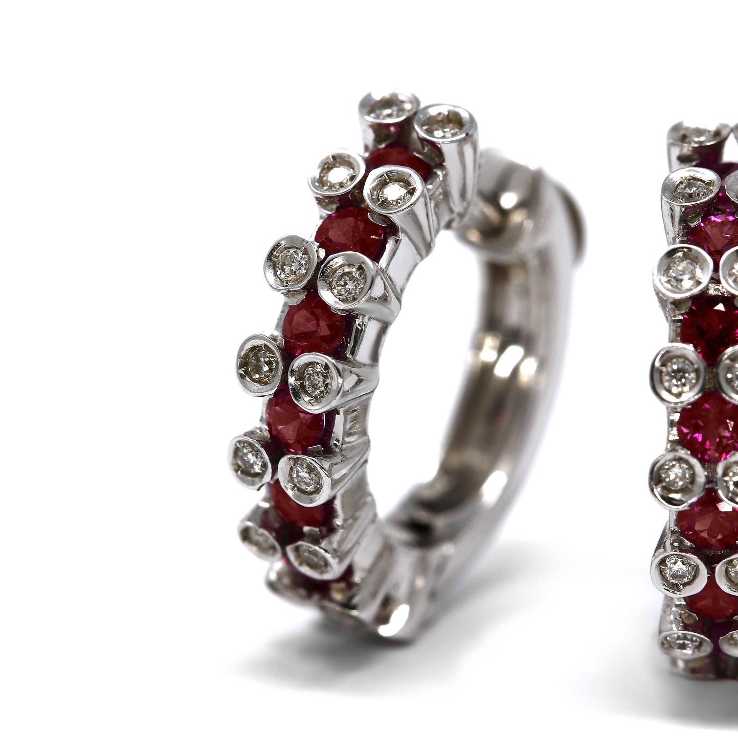 Orecchini a cerchio con Rubini CT 0.80 e Diamanti Bianchi CT 0.26