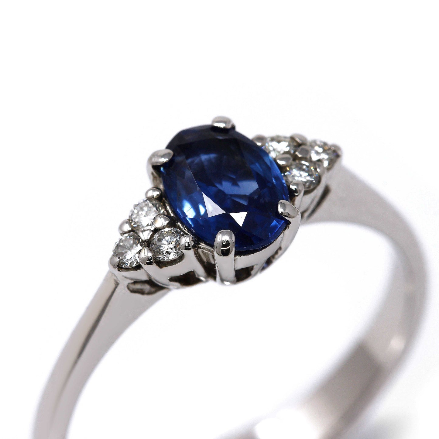 Anello con Zaffiro CT 0.70 e Diamanti CT 0.10