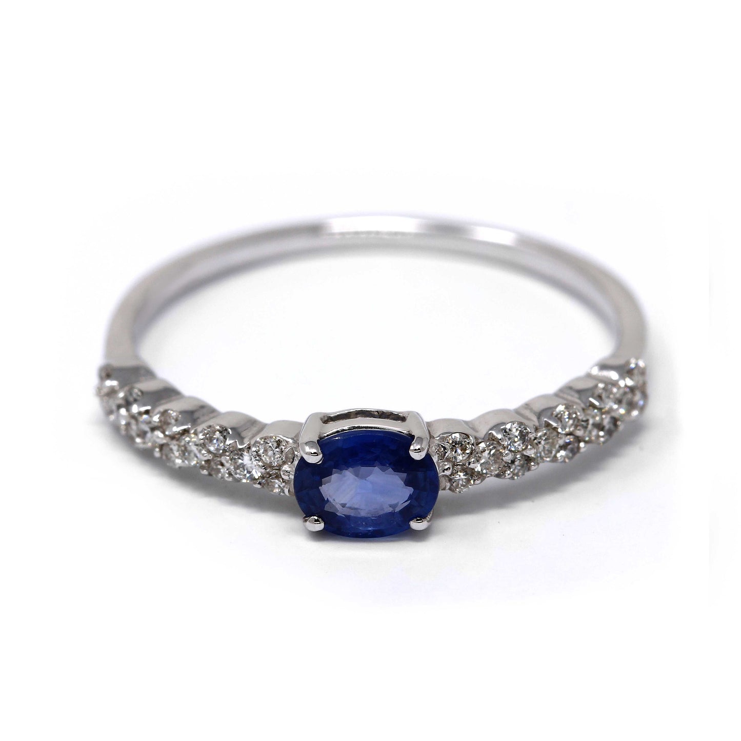 Anello con Zaffiro CT 0.45 e Diamanti Bianchi CT 0.18