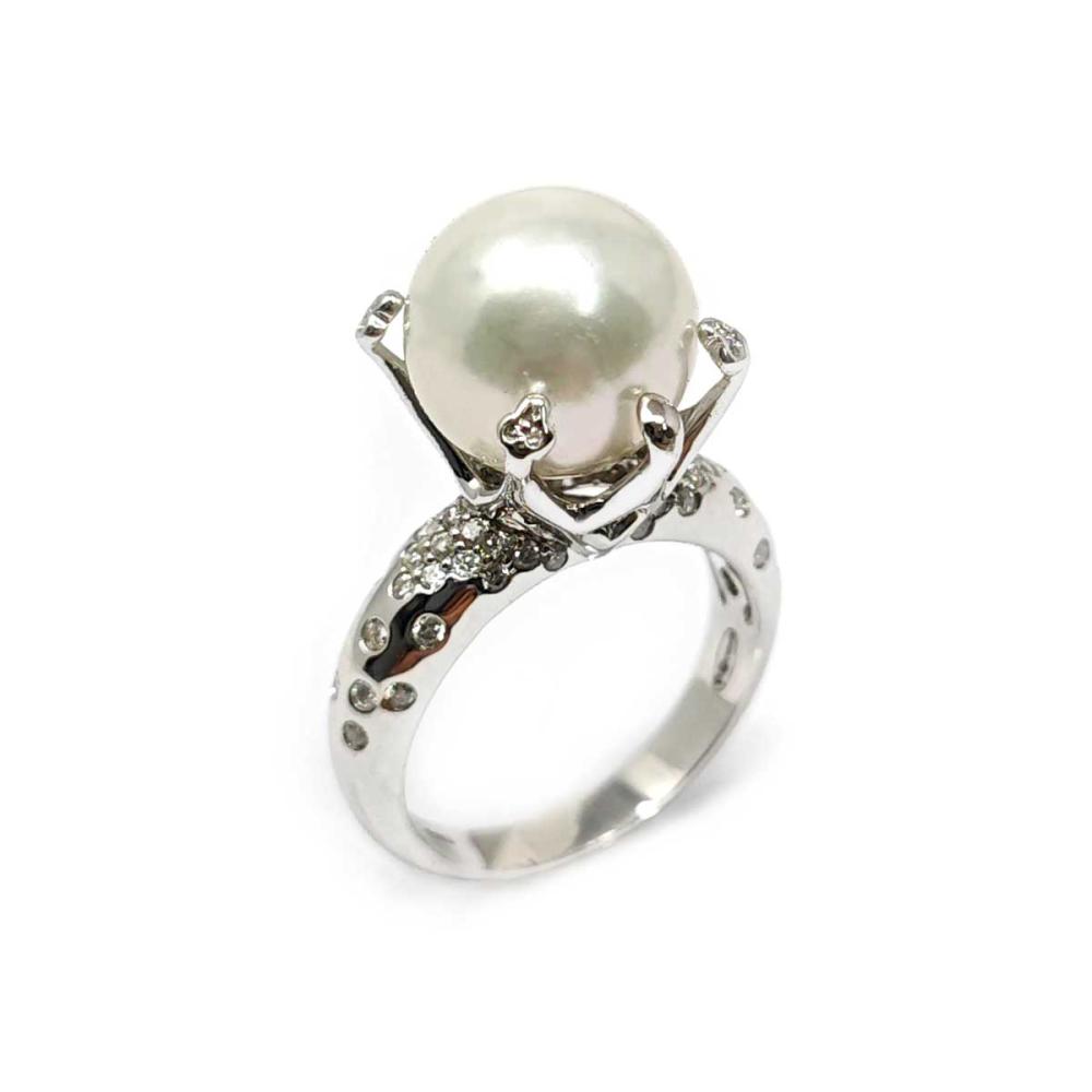 Anello con 1 Quarzo Verde CT 7.55 e 61 Diamanti CT 0.41