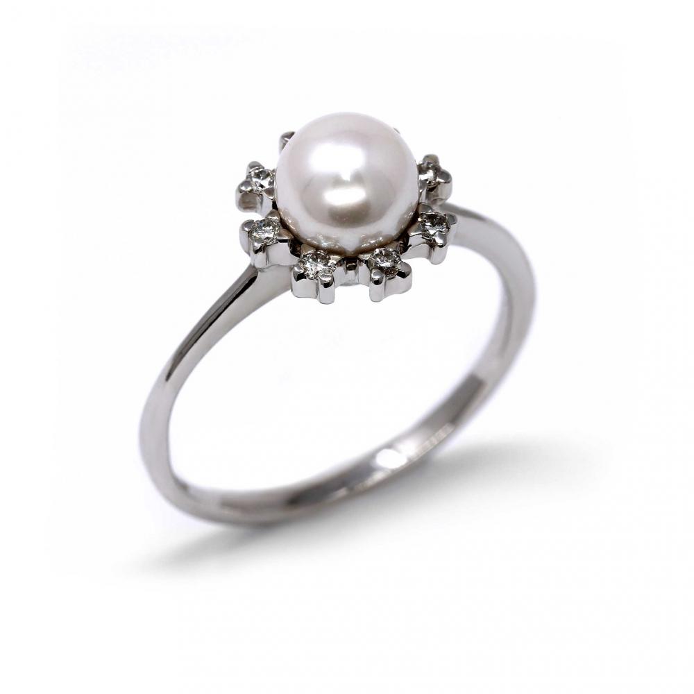 Anello con Perla Akoya 6/6.5 e Diamanti CT 0.12