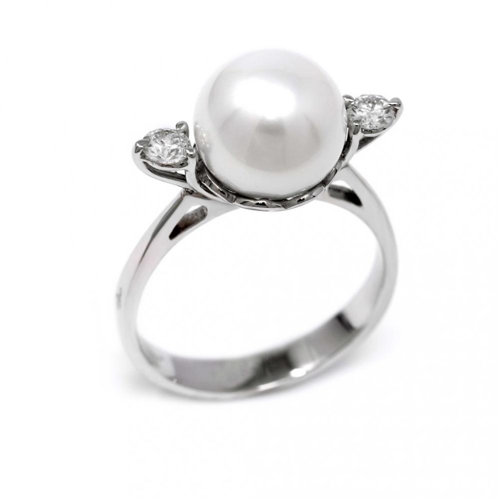 Anello con Perla Akoya mm 10.5 e 2 Diamanti CT 0.26