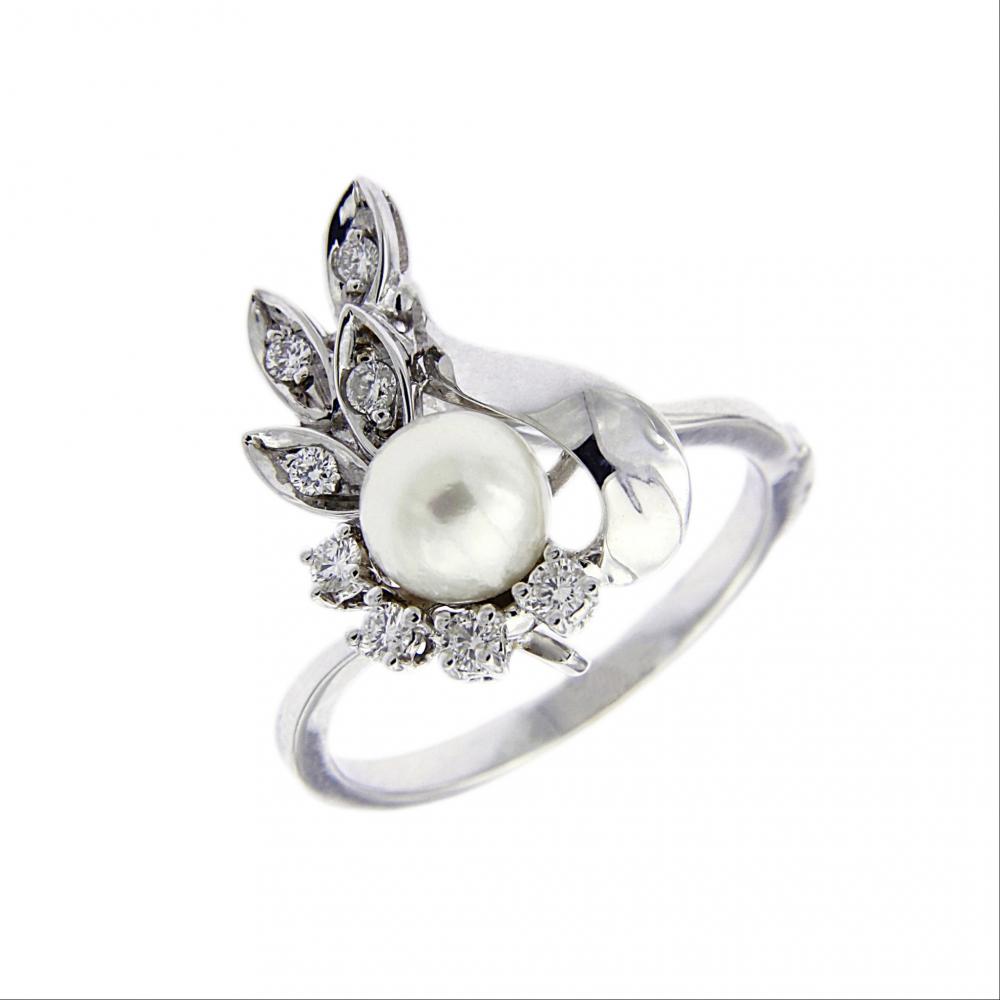 Anello con Perla Akoya mm 6/6.5 e 8 Diamanti CT 0.23