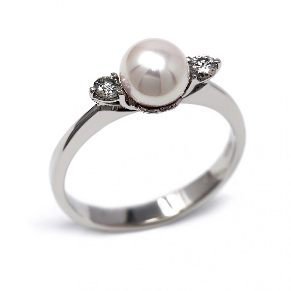 Anello con Perla Akoya mm 6,5/7 e 2 Diamanti CT 0.16