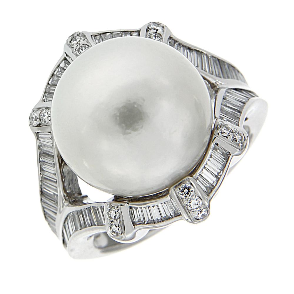 Anello con Perla Australiana mm 13/13.5 e 96 Diamanti CT 0.81