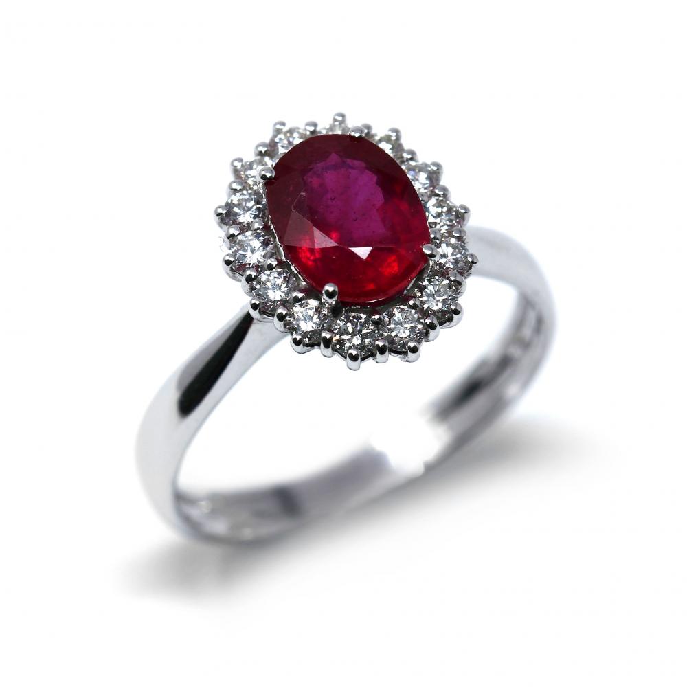 Anello con Rubino CT 1.64 e Diamanti CT 0.41