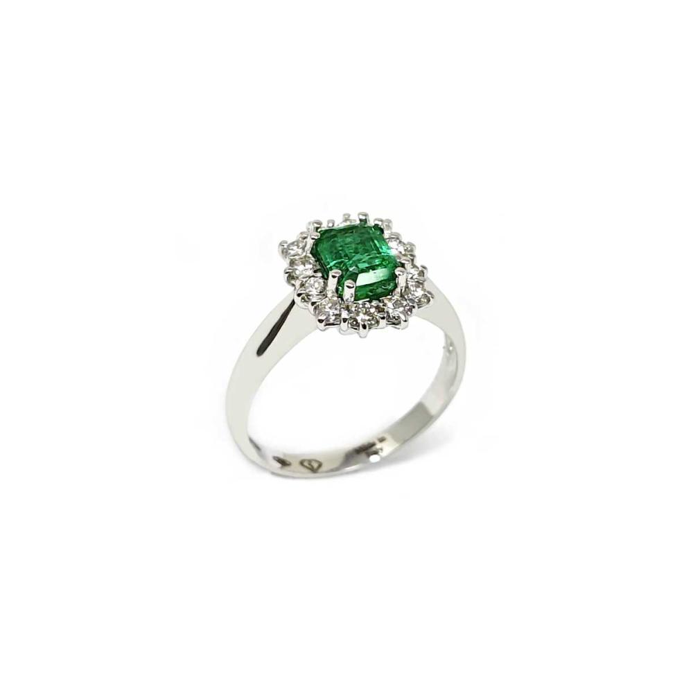 Anello con Smeraldo CT 1.06 e Diamanti CT 0..35