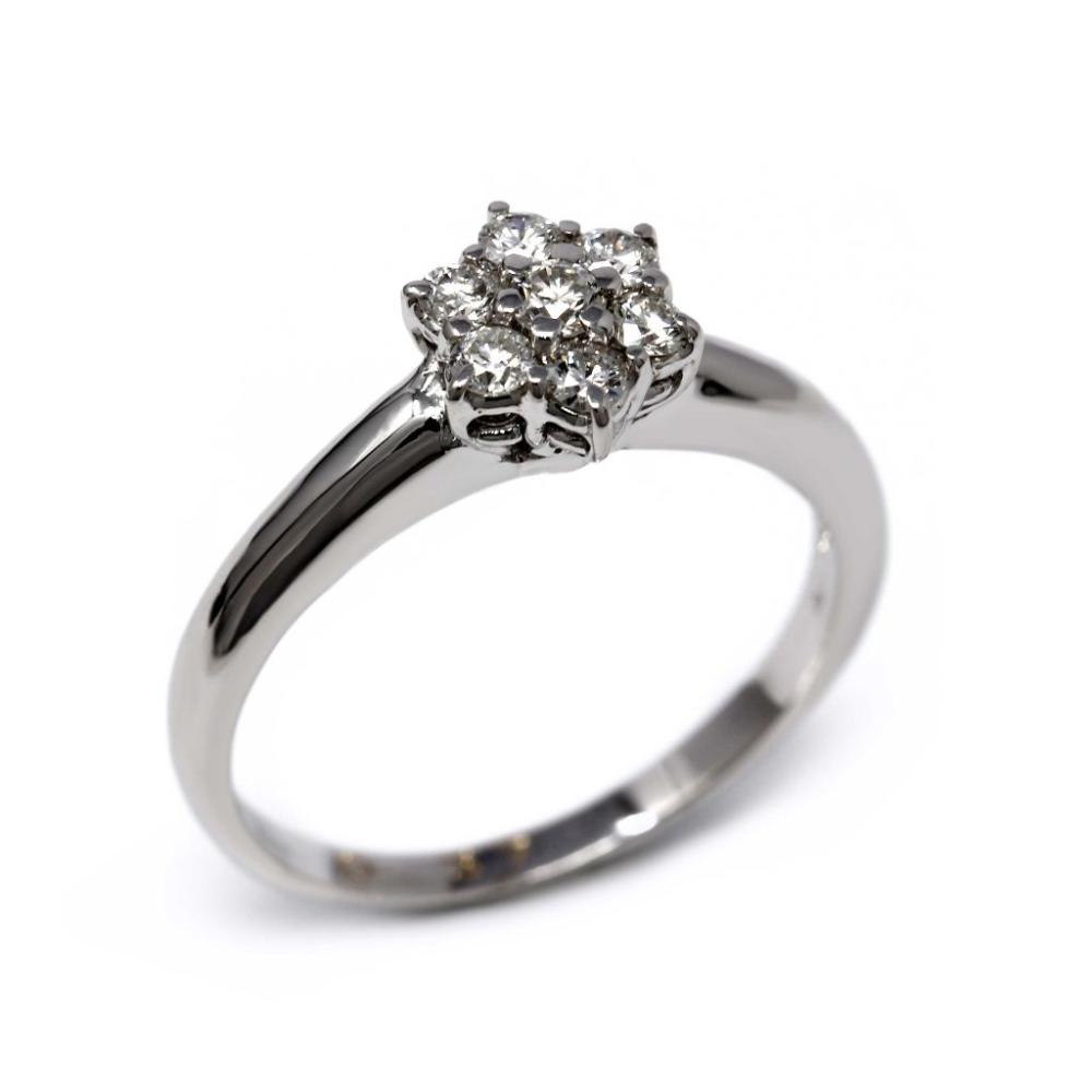 Anello forma fiore con 7 diamanti CT 0.46