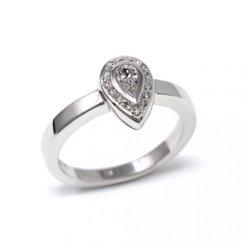 Anello Solitario con Diamante Goccia CT 0.14 con Laterali CT 0.12