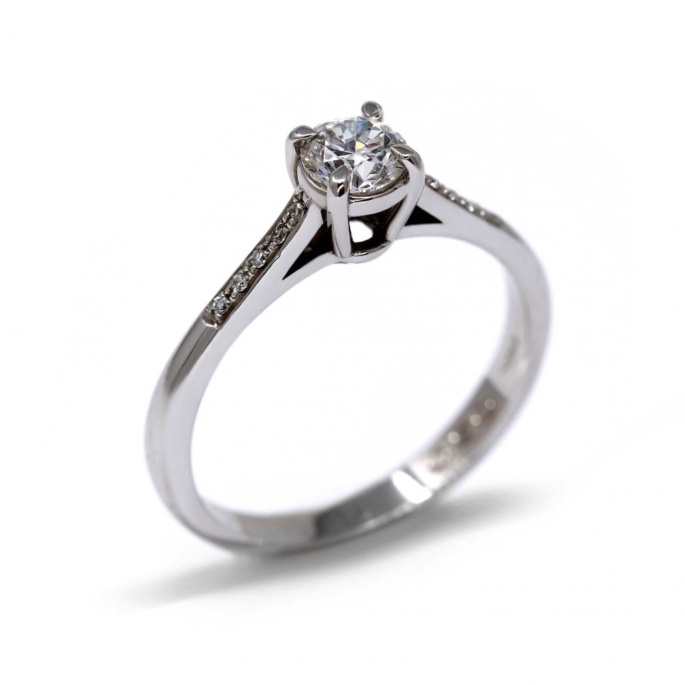 Anello Solitario con Laterali di Diamanti Bianchi CT 0.55