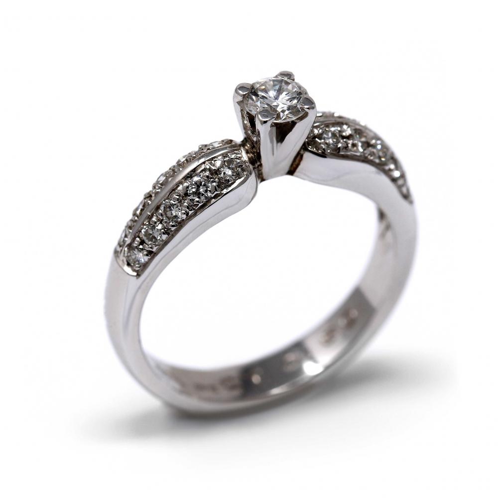 Anello Solitario con Diamanti Laterali CT 0.60