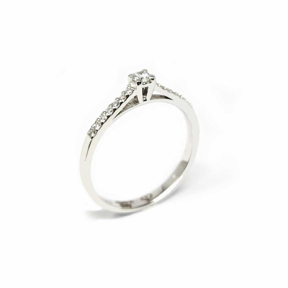 Anello Solitario CT 0.08 con Diamanti Laterali CT 0.10
