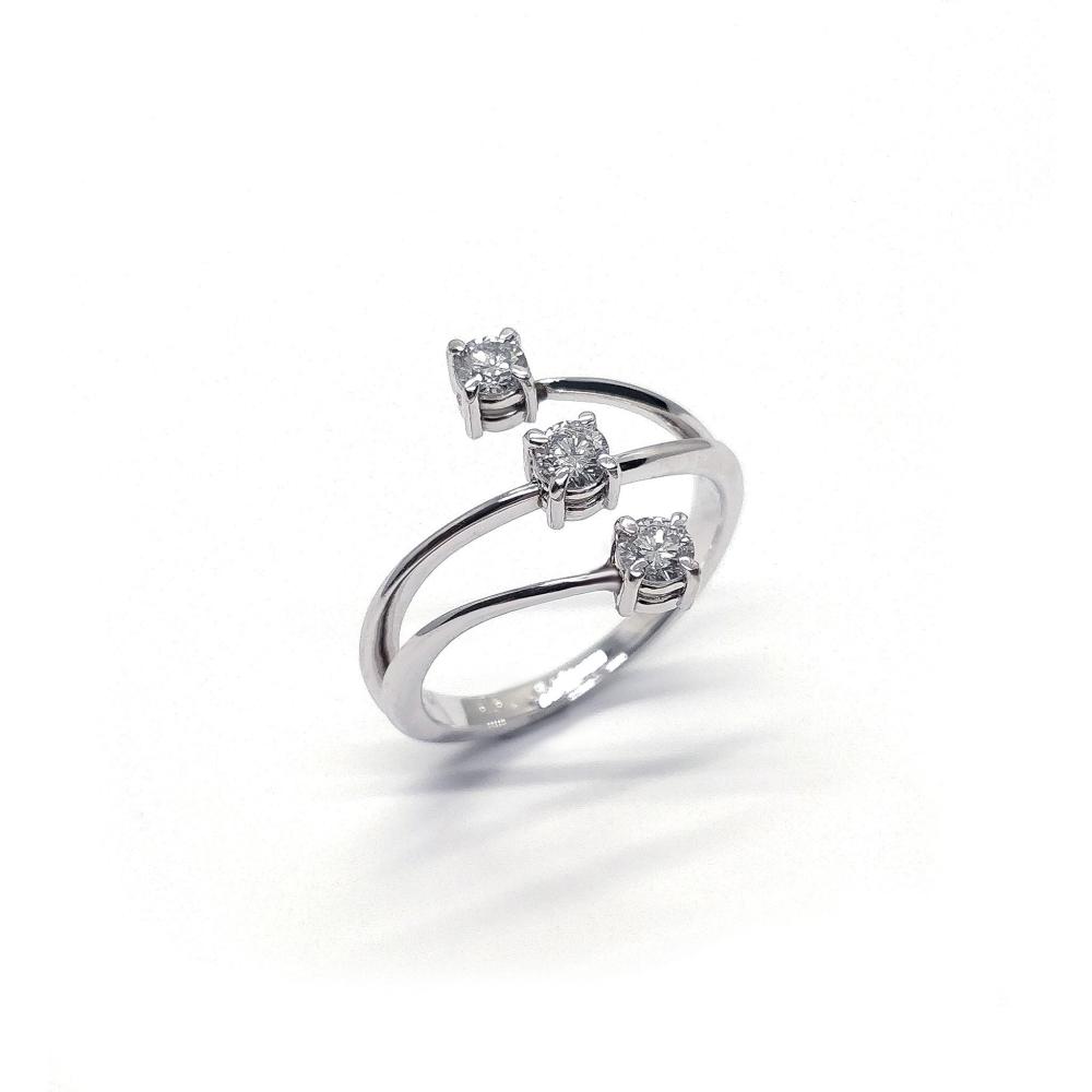 Anello Trilogy con Diamanti CT 0.45 VVS2 E