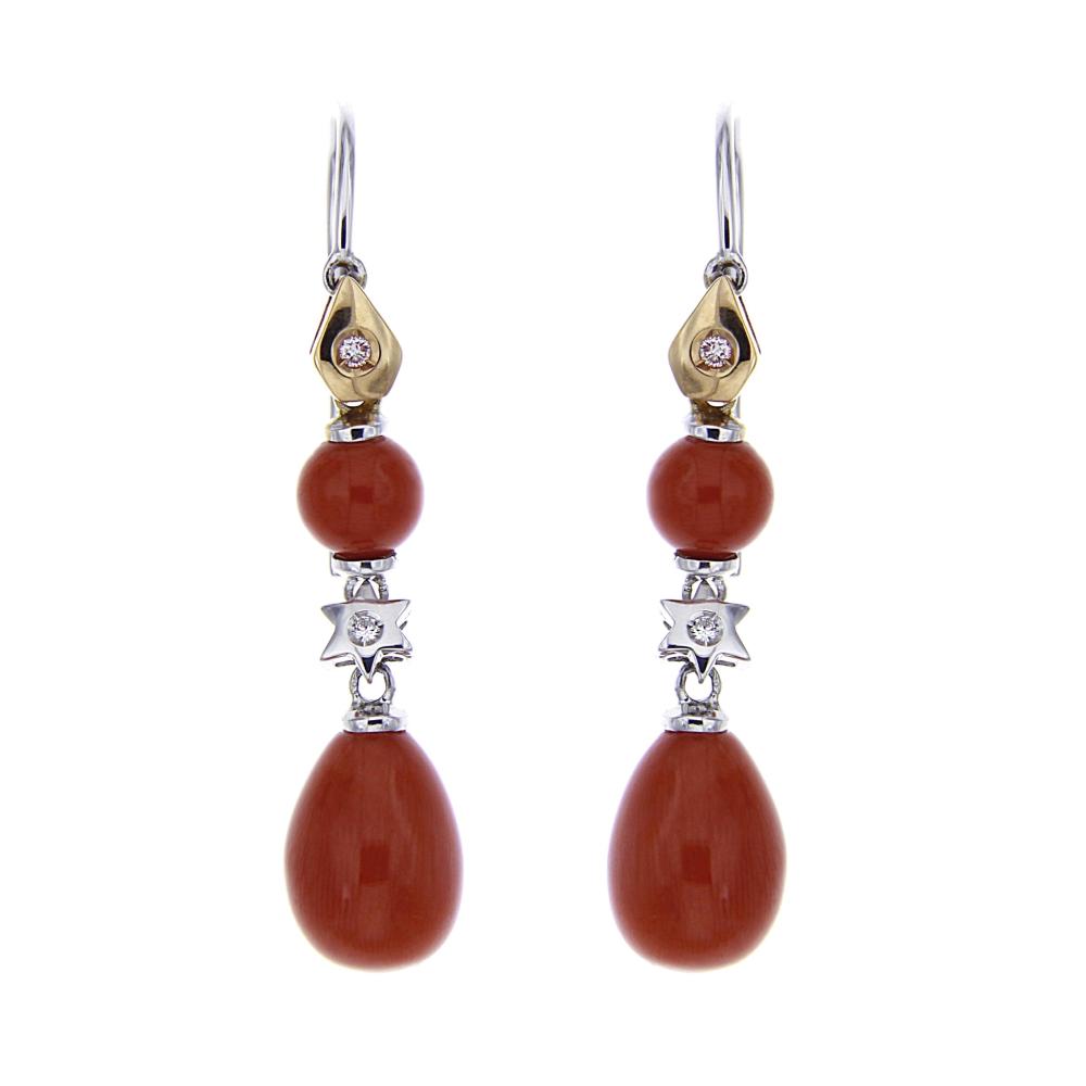 Orecchini con Corallo Moro a Goccia 9 mm con 4 Diamanti CT 0.06