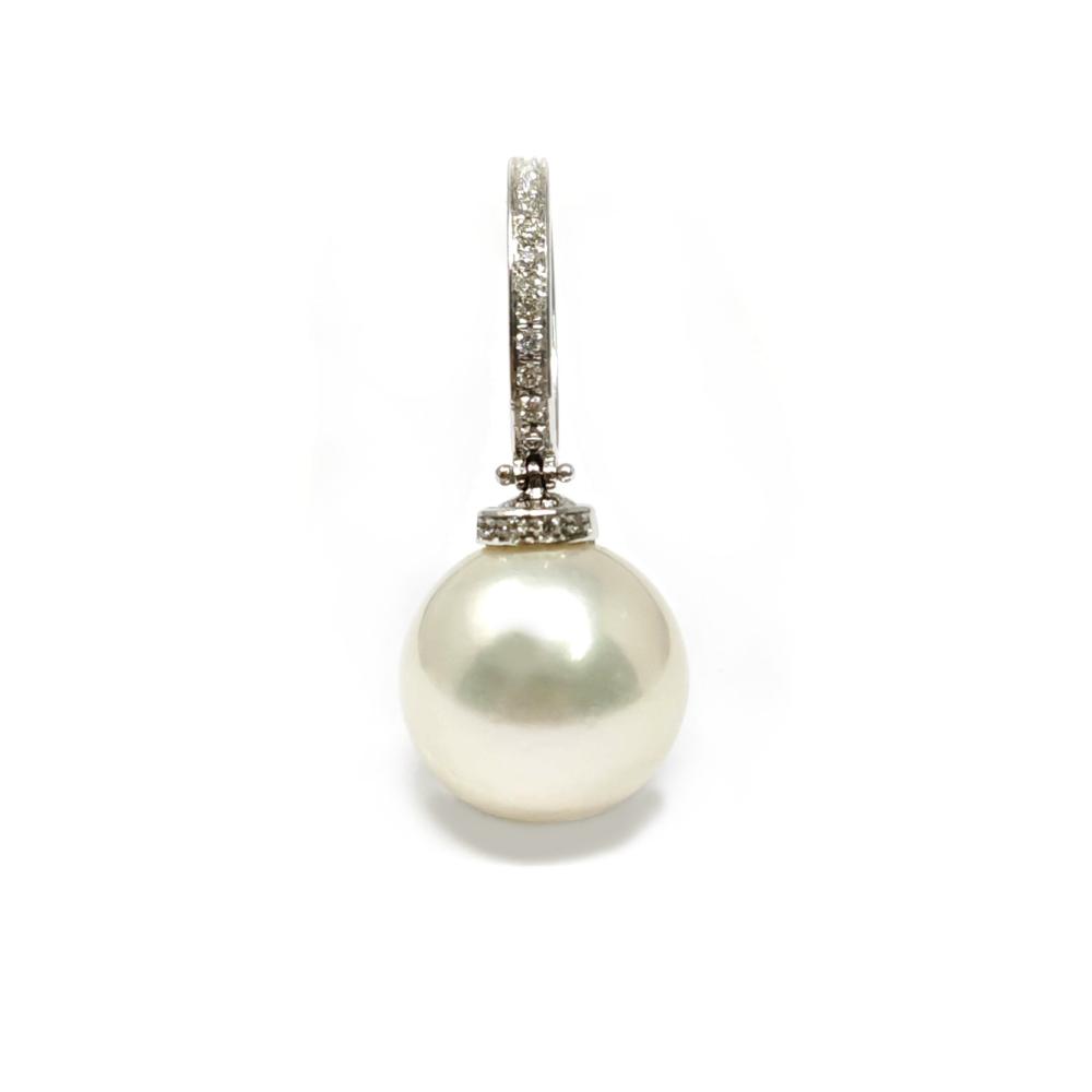 Orecchini con Perla Australiana da mm 14/14.5 e Diamanti CT 0.22