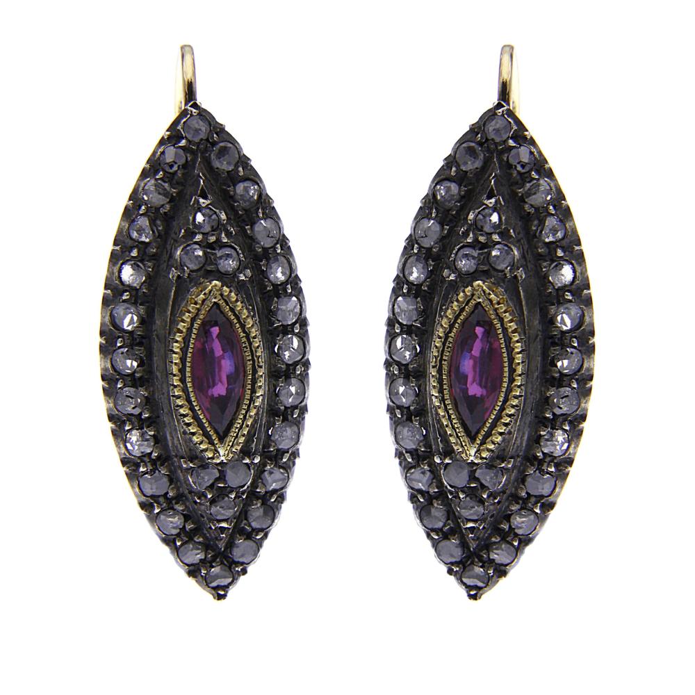 Orecchini Stile Antico in Oro 12kt con 60 Diamanti CT 0.95 e 1 Rubino CT 0.45