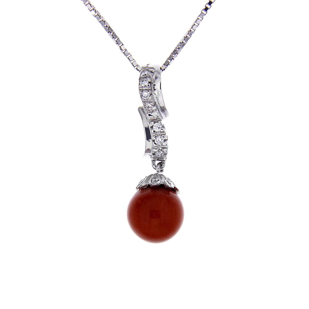 Pendente con Corallo Moro 8/8.5 mm con 10 Diamanti CT 0.10