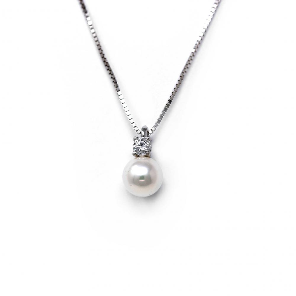 Pendente con perla Akoya 5/5.5 e Diamante CT 0.05