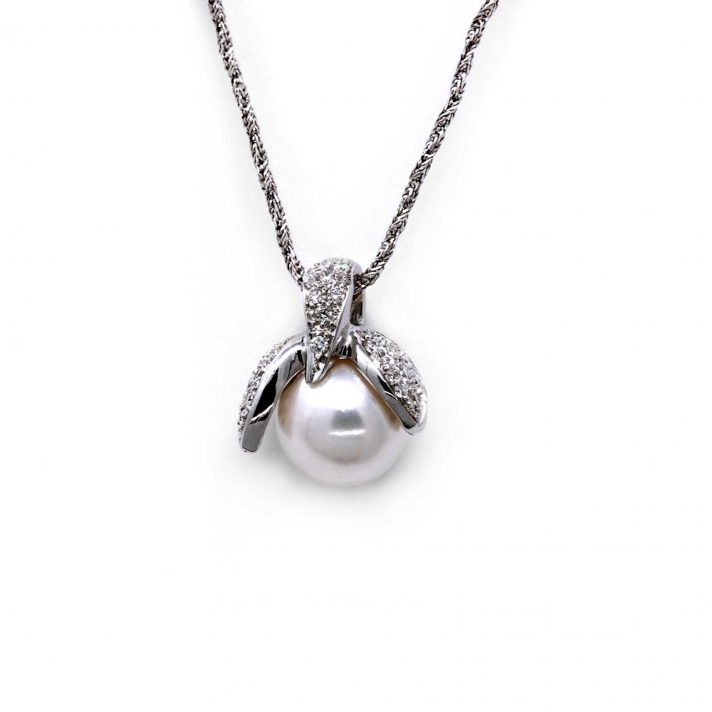 Pendente con Perla marina 8.5/9 e Diamanti Bianchi CT 0.14