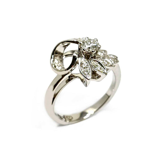 Anello Stilizzato con 1 Diamante CT 0.31 e 15 Diamanti Laterali CT 0.23