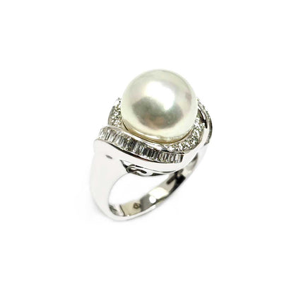 Anello con Perla Australiana mm 12/12.5 e Diamanti CT 0.78