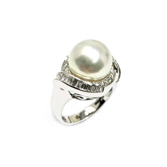 Anello con Perla Australiana mm 12/12.5 e Diamanti CT 0.78
