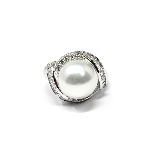Anello con Perla Australiana mm 12/12.5 e Diamanti CT 0.78