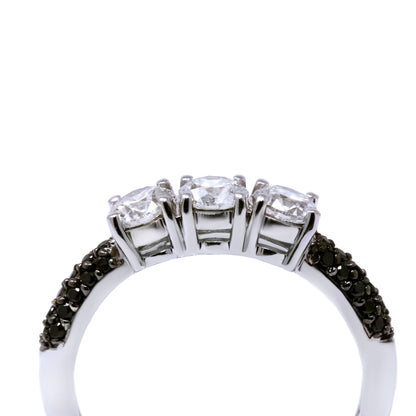 Anello Trilogy con Diamanti Bianchi Centrali CT 0.94 e Diamanti Neri CT 0.19