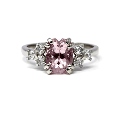 Anello con Morganite del Madagascar CT 1.86 e Diamanti CT 0.42