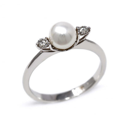 Anello con Perla Akoya 5.5/6 e Diamanti CT 0.12