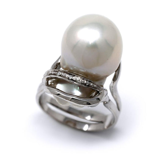 Anello con Perla Scaramazza 13.5/14 mm e Diamanti CT 0.02