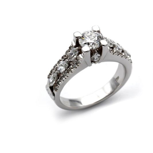 Anello Solitario con Diamante CT 0.63 e Laterali CT 1.04