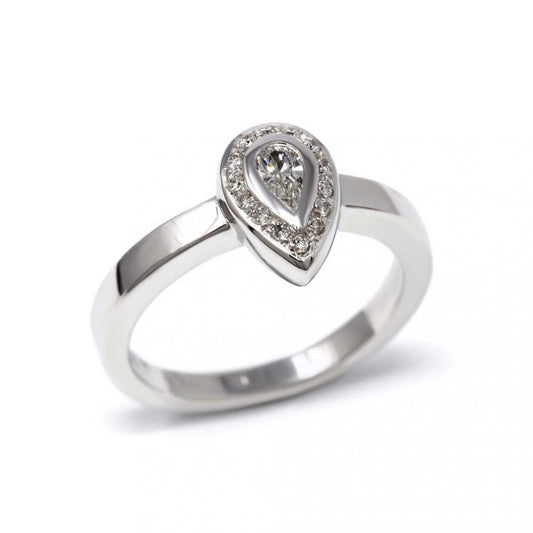 Anello Solitario con Diamante Goccia CT 0.14 con Laterali CT 0.12