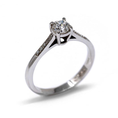 Anello Solitario con Laterali di Diamanti Bianchi CT 0.55