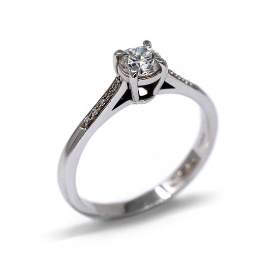 Anello Solitario con Laterali di Diamanti Bianchi CT 0.55