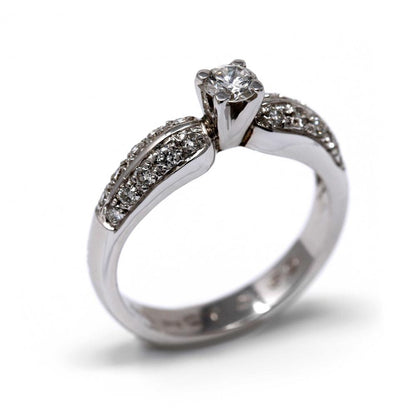 Anello Solitario con Diamanti Laterali CT 0.60