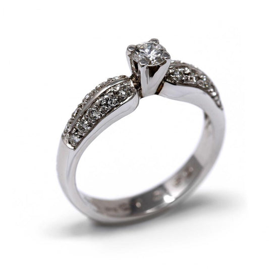 Anello Solitario con Diamanti Laterali CT 0.60