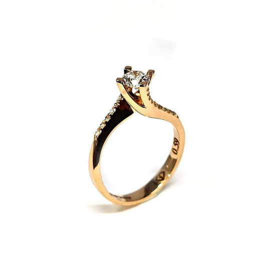 Anello Solitario in Oro Rosa linea Valentino con Diamanti Laterali CT 0.59
