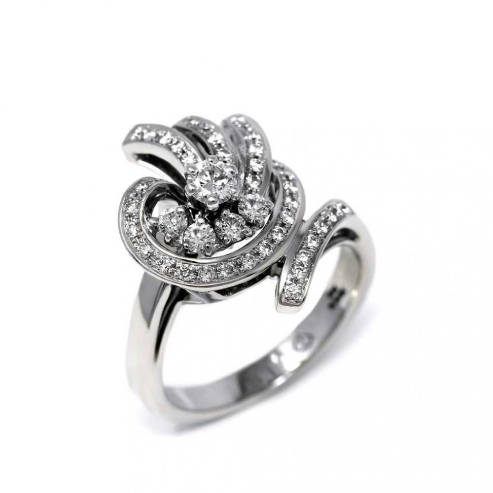 Anello Solitario Stilizzato CT 0.30 e 48 Diamanti Laterali CT 0.72