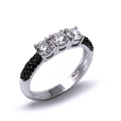 Anello Trilogy con Diamanti Bianchi Centrali CT 0.94 e Diamanti Neri CT 0.19