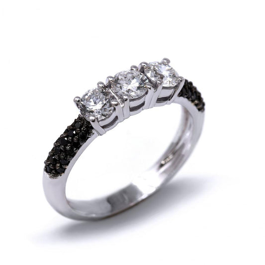 Anello Trilogy con Diamanti Bianchi Centrali CT 0.94 e Diamanti Neri CT 0.19